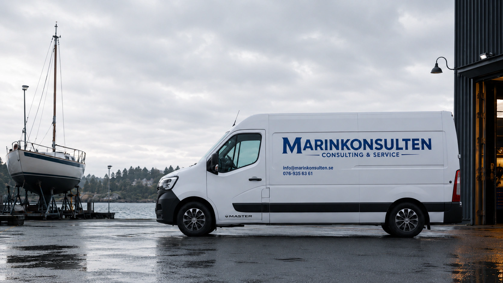 Marinkonsultens vita servicebil vid en marina