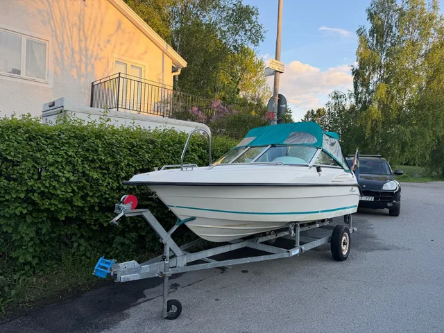 Motorbåt på trailer inför transport