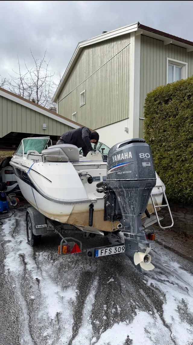 Tvätt av en motorbåt på trailer